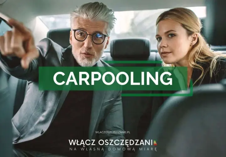 Mężczyzna w garniturze wskazuje drogę, obok siedzi kobieta. Napis "CARPOOLING" sugeruje wspólne dojazdy.