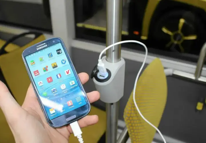 Telefon Samsung ładowany w autobusie FlixBus. Wygodne gniazdka USB dostępne dla pasażerów.
