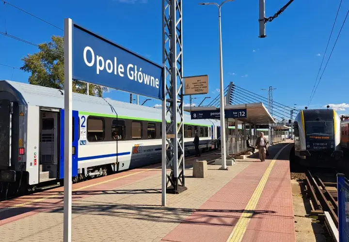 Pociąg na stacji Opole Główne, gotowy do podróży do Łodzi.