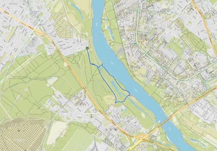 Trasa spacerowa wzdłuż Wisły w Tarchominie, Warszawa, z widokiem na most i tereny zielone.