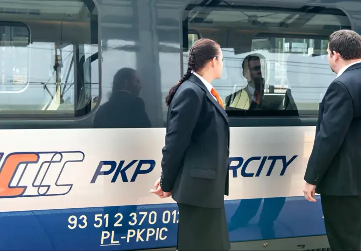 Pracownicy PKP Intercity przy pociągu, gotowi do obsługi pasażerów z biletem weekendowym.