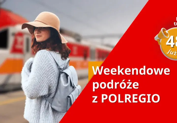 Kobieta w kapeluszu i swetrze z plecakiem czeka na pociąg. Oferta weekendowych podróży z Polregio, bilety turystyczne już od 48 zł.