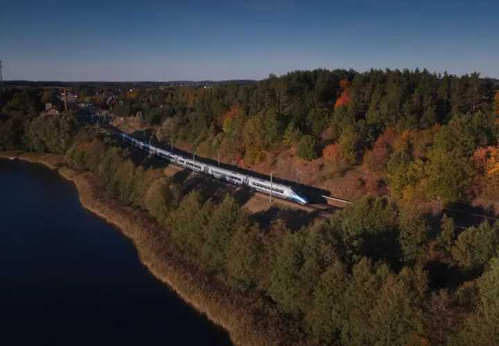 Pociąg Pendolino mknie przez jesienne krajobrazy nad jeziorem, w stronę Nidzicy, a potem dalej do Zakopanego.