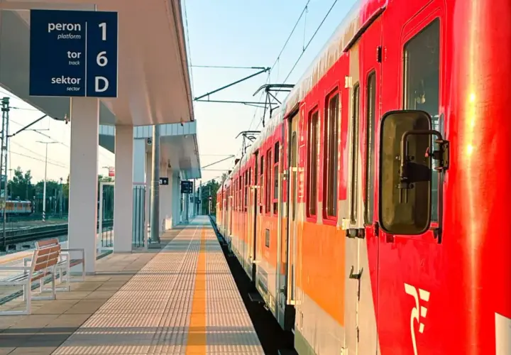 Czerwony pociąg na stacji, peron 1, tor 6, sektor D. Czekam na podróż, jak na fakturę od Koleo.