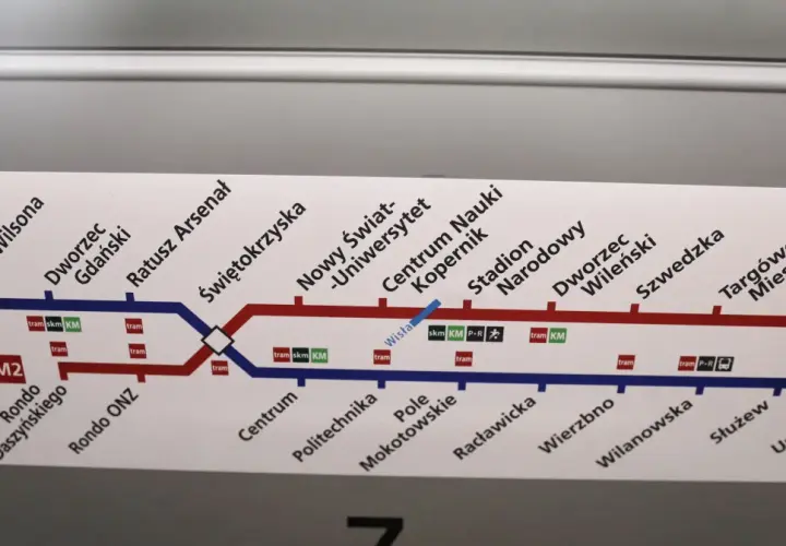 Schemat linii metra M2 z zaznaczonymi stacjami: Marymont, Plac Wilsona, Dworzec Gdański, Ratusz Arsenał, Świętokrzyska, Nowy Świat-Uniwersytet, Centrum Nauki Kopernik, Stadion Narodowy, Dworzec Wileński, Szwedzka, Targówek Mieszkaniowy, Trocka.