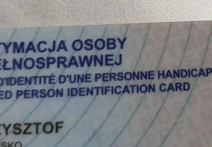Legitymacja osoby niepełnosprawnej, która uprawnia do zniżek i ulg. Widoczne imię Krzysztof.