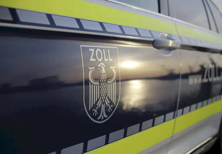 Samochód służbowy Zoll z godłem orła. Zastanawiasz się, ile kiełbasy można przewieźć do Niemiec? Zapytaj celników!