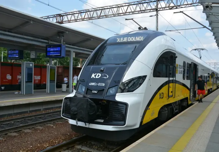 PKP Zielona Góra rozkład jazdy nad morze. Nowoczesny pociąg KD "Dolny Śląsk" na peronie, gotowy do podróży.