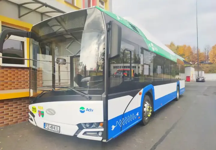 Nowoczesny ebus z numerem 515, ozdobiony zielonymi liśćmi i symbolem wtyczki, gotowy do ekologicznego transportu.