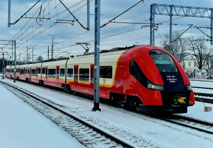 Czerwono-biały pociąg SKM na zaśnieżonym dworcu PKP Piaseczno.