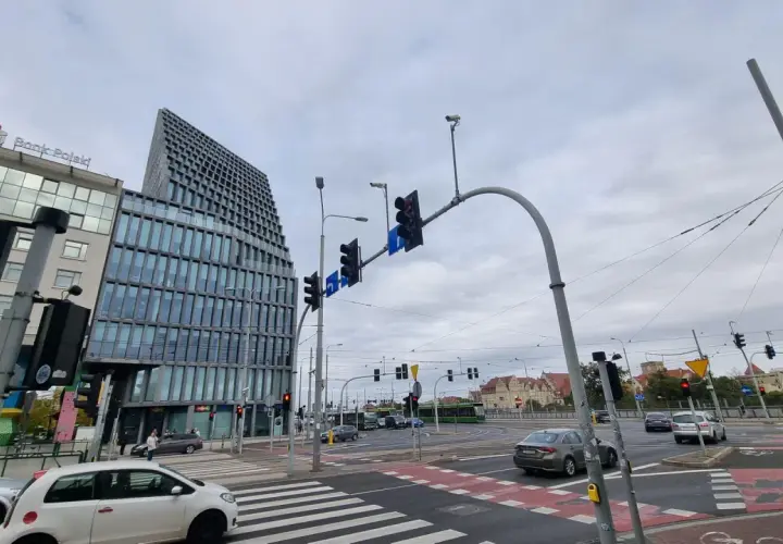 Ruch uliczny na rondzie Kaponiera. Nowoczesne budynki i sygnalizacja świetlna.