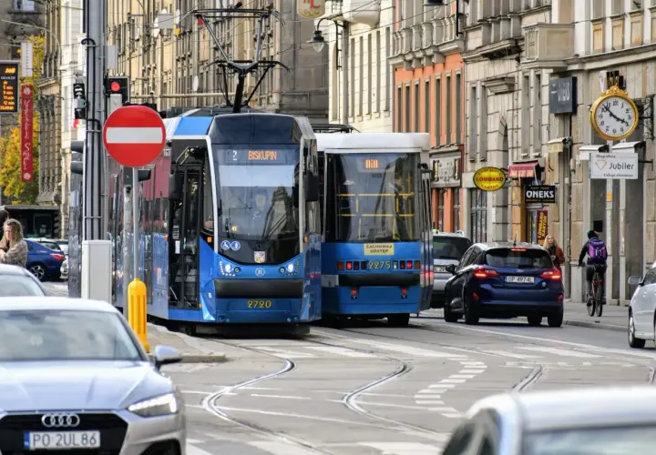Dwa tramwaje na ulicy w Krakowie. Aby dowiedzieć się, jak dojechać z dworca w Krakowie do Prokocimia, warto sprawdzić rozkład jazdy tramwajów.