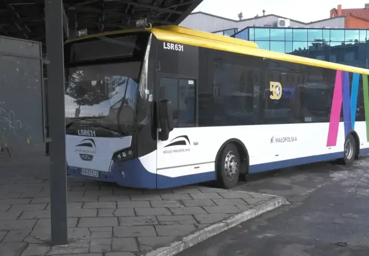 Autobus Kolei Małopolskich na przystanku w Bochni, gotowy do podróży do Żegociny.