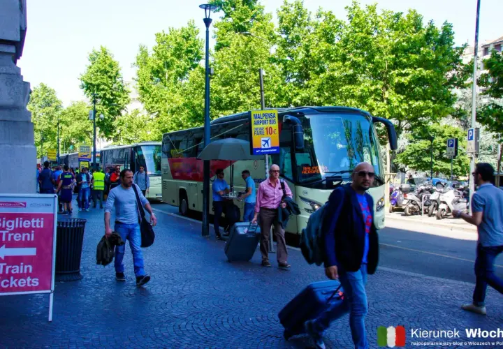Autobus na lotnisko Malpensa, niedaleko jeziora Como. Ludzie z walizkami czekają na transport.