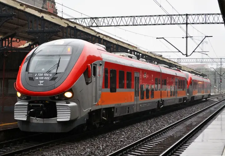 Nowoczesny pociąg Polregio na torach. Może właśnie wracasz z podróży i myślisz o zwrot biletu Polregio?