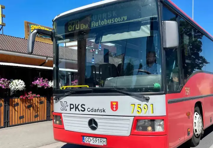 Autobus PKS Gdańsk 870, z kierowcą za kierownicą, gotowy do podróży. Sprawdź autobus 870 Gdańsk cennik przed wyjazdem.