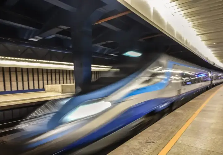Szybki pociąg Pendolino mija peron. Jak sprawdzić który peron? Spójrz na tablice informacyjne lub zapytaj obsługę.
