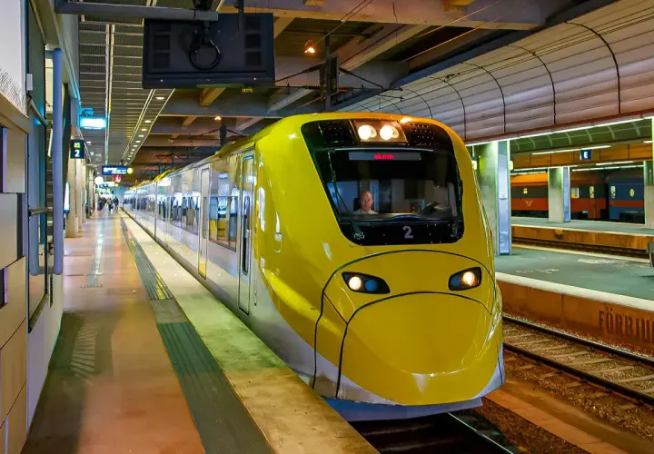 Żółty pociąg Arlanda Express na stacji. Sprawdź arlanda express cena, by zaplanować podróż.