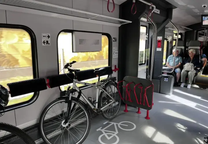 Wsiadając do pociągu PKP z rowerem, dowiedz się, jak kupić bilet na rower. Wygodne stojaki czekają na pasażerów z jednośladami.