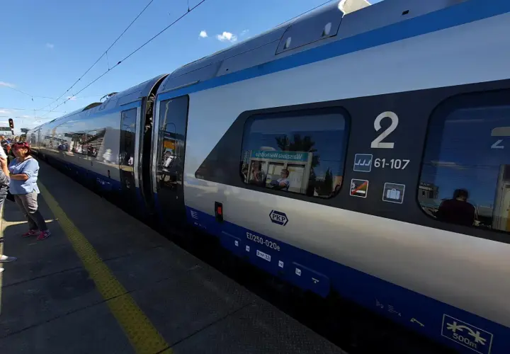 Pendolino Kraków Gdańsk cena – nowoczesny pociąg PKP na peronie, gotowy do podróży.