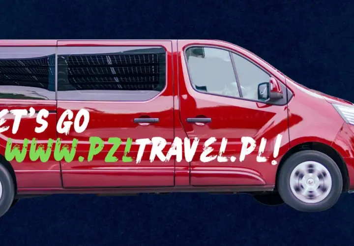 Czerwony bus z napisem "LET'S GO WWW.PZITRAVEL.PL!" gotowy na flixbus do Niemiec.