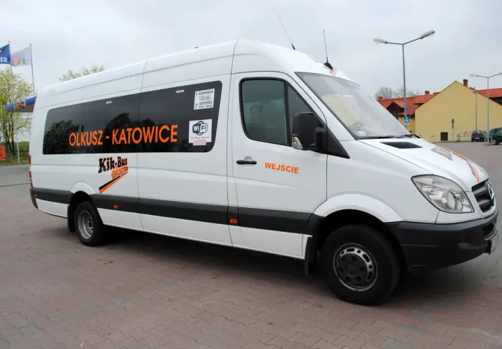 Biały bus Kik-Bus na trasie Olkusz-Katowice. Sprawdź cennik i podróżuj z darmowym Wi-Fi!
