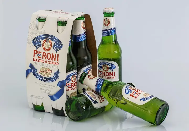 Butelki piwa Peroni Nastro Azzurro. Czy można przewozić alkohol w bagażu rejestrowanym? Tak, ale sprawdź przepisy.