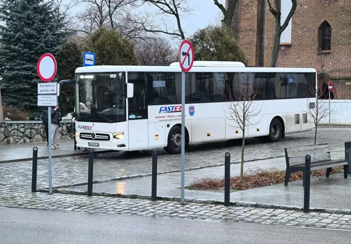 Biały autobus FASTER z Olsztyna, gotowy do kursu. Może właśnie jedzie po bilet miesięczny dla pasażerów.