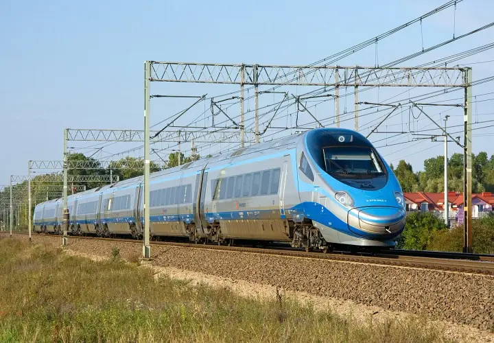 Szybki pociąg Pendolino z charakterystycznym przodem mknie po torach, skrót do szybkiej podróży.