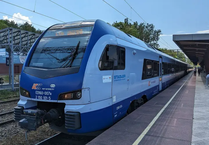 Nowy pociąg PKP Intercity Stadler ED160-007a czeka na pasażerów na stacji. Może właśnie jedzie z Bydgoszczy do Gdańska?