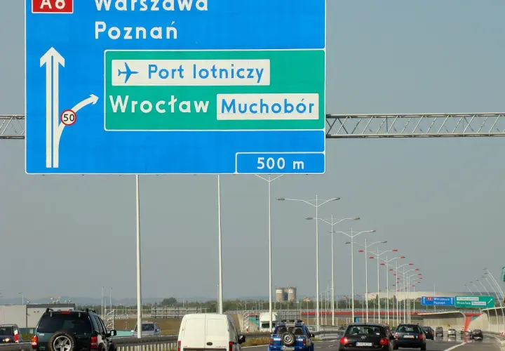 Autobus z lotniska Wrocław do dworca PKP? Znak A8 kieruje do Warszawy, Poznania, portu lotniczego i Wrocławia Muchoboru.