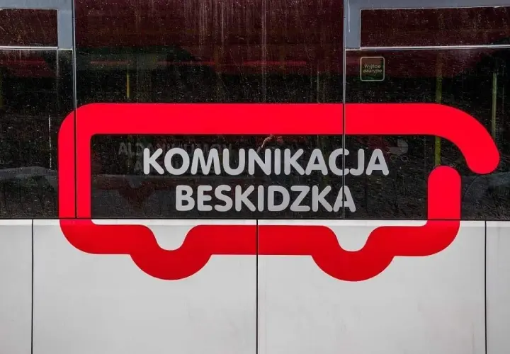 Cennik PKS 650 Komunikacja Beskidzka. Czerwony symbol autobusu na białym tle.