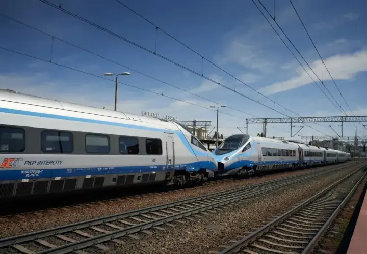 Dwa pociągi PKP Intercity, w tym nowoczesne Pendolino, stoją na torach.