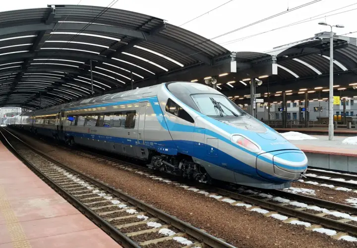 PKP Bielsko-Biała rozkład jazdy nad morze. Pendolino na peronie, gotowe do podróży.