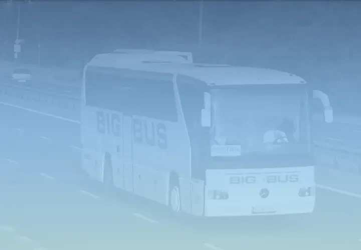 Biały autokar BIG BUS z napisem "WARSZAWA" na trasie. Sprawdź max bus Zamość Warszawa rozkład jazdy.
