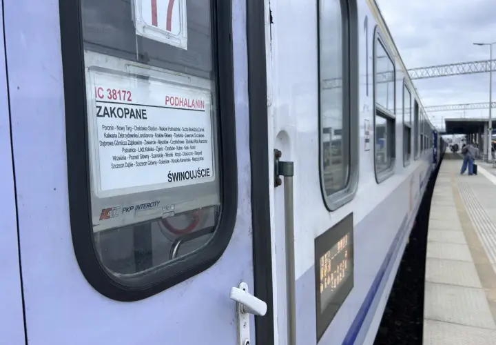 Pociąg IC 38172 "Podhalanin" na stacji. Widoczna tablica z trasą do Świnoujścia przez Zakopane.