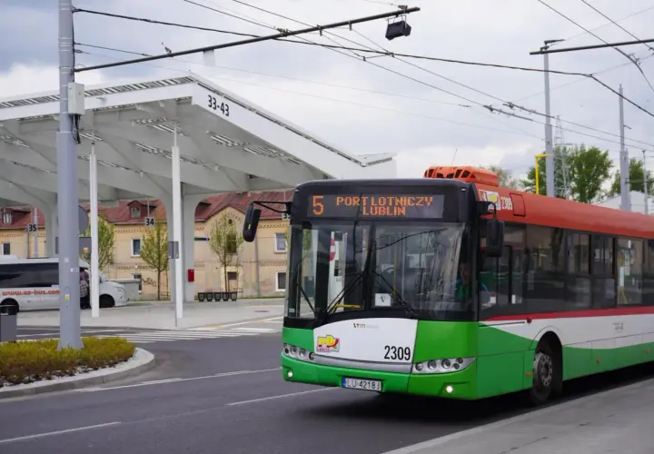 Autobus linii 5 "Port Lotniczy Lublin" zbliża się do przystanku.
