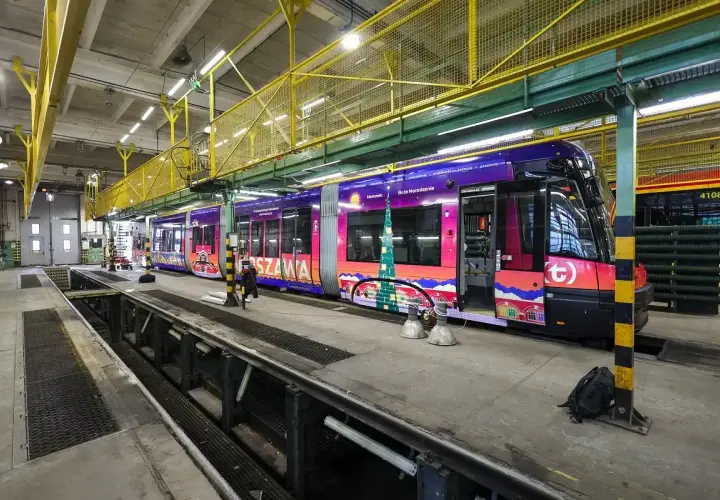 Warszawski tramwaj ozdobiony świątecznymi motywami, gotowy do kursowania w okresie Bożego Narodzenia.