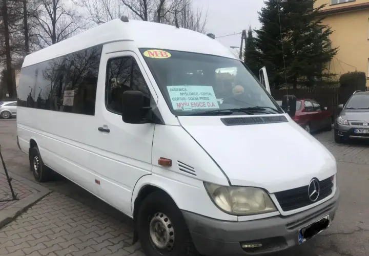 Biały bus z napisem "Jasienica, Myślenice - Szpital, Certus - Dolne Przed, Myślenice D.A." stoi na ulicy.
