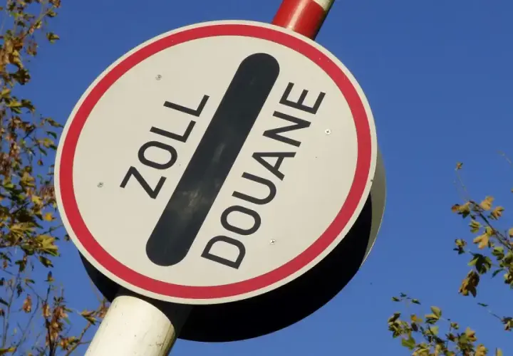 Znak graniczny "Zoll Douane" przypomina o limitach, ile papierosów do Niemiec można przewieźć.