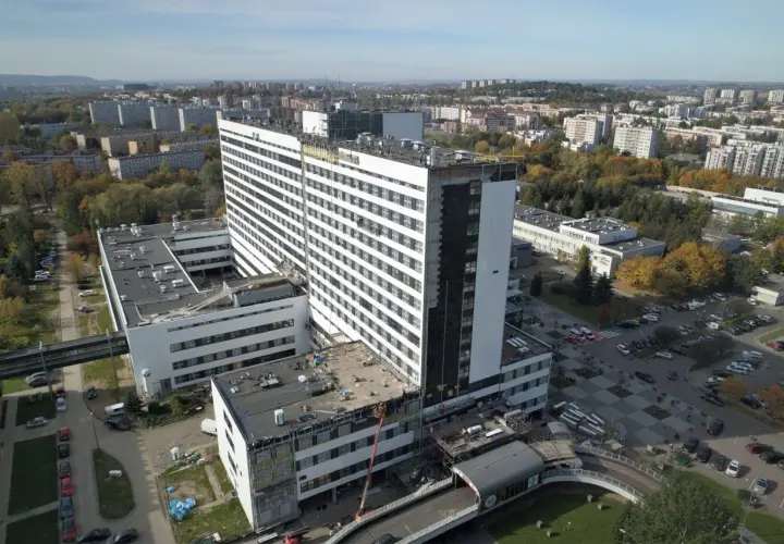 Szpital Rydygiera w Krakowie. Widok z lotu ptaka na budynek szpitala i jego otoczenie, z parkingami i drogami.
