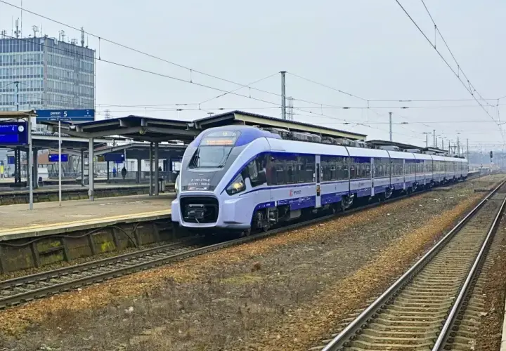 Nowoczesny pociąg PKP Intercity na stacji w Opocznie, gotowy do podróży do Kielc.