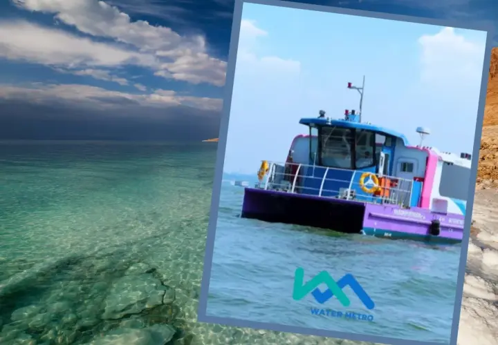 Kolorowa łódź "Water Metro" płynie po spokojnej, turkusowej wodzie. W tle widać skaliste wybrzeże i błękitne niebo z chmurami.