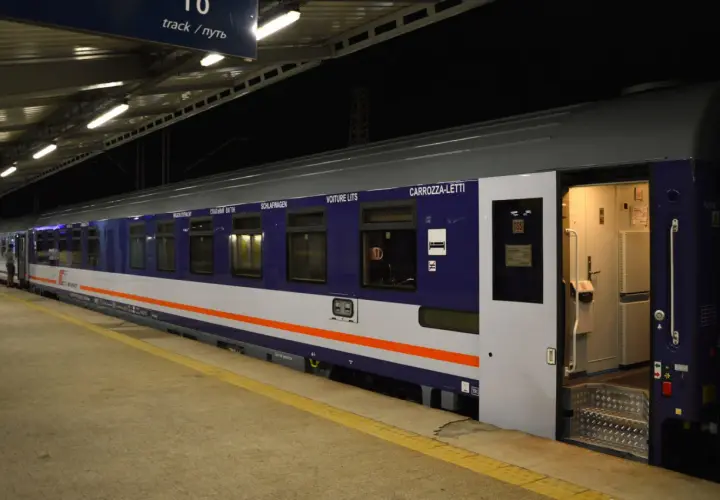 Jak znaleźć wagon w pociągu Intercity? Spójrz na napisy na wagonach: "WAGON SYPIALNY", "SCHLAFWAGEN", "VOITURE LITS", "CARROZZA-LETTI".