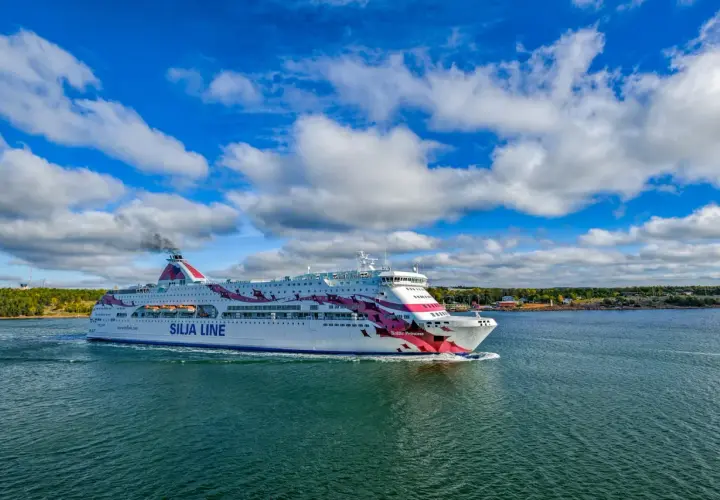 Prom Baltic Princess płynie z Rygi do Helsinek. Statek z charakterystycznym różowym wzorem na burcie sunie po spokojnych wodach.