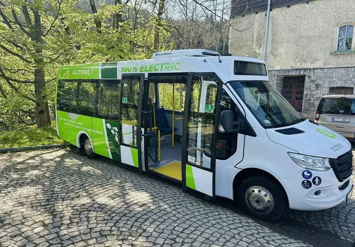 Zielony, elektryczny Automet gotowy do zabrania turystów na Morskie Oko. Ekologiczny transport w górach.