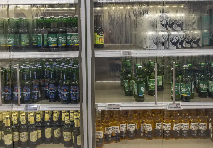 Chłodzone piwa w butelkach i puszkach, m.in. Carlsberg, Heineken, Corona. Zastanawiasz się, ile piwa można przewieźć z Polski do Niemiec?