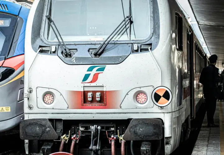 Pociągi na stacji, jeden z napisem "Firenze SMN", gotowe do podróży między Mediolanem a Turynem.