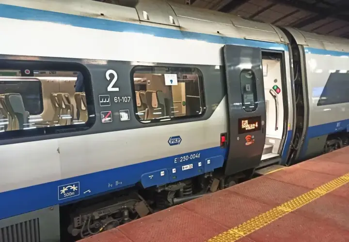 Pociąg PKP na peronie. Zastanawiasz się, z jakim wyprzedzeniem można kupić bilet PKP? Planuj podróż!