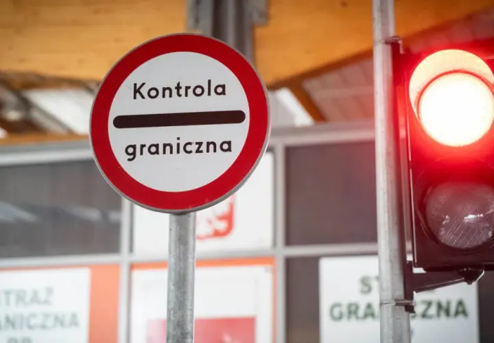 Znak "Kontrola graniczna" i czerwone światło sygnalizatora. Zastanawiasz się, ile piwa można przewieźć przez granice z Niemcami? Sprawdź przepisy!